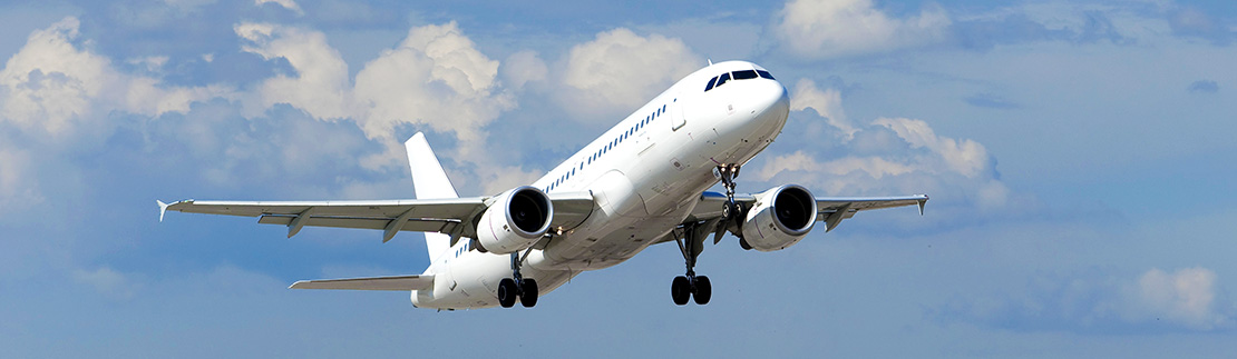 Avion en vol dans le ciel